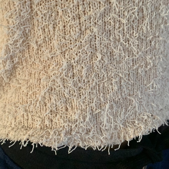 🐚BCB Generation shaggy women’s white short V neck sweater - Picture 3 of 4